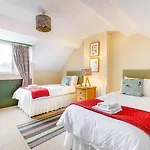 Curlew Close